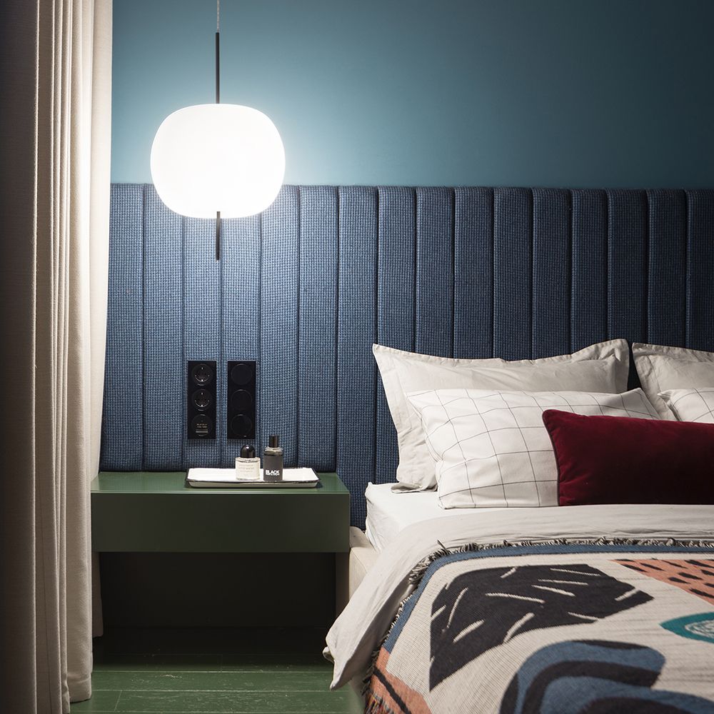 Kushi 33 Suspension lampada a sospensione in vetro soffiato opalino asta nera in ambiente Kdln Prisma Light Consulenza Illuminotecnica shop online store