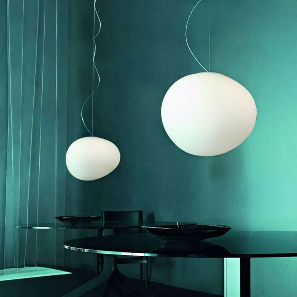 Gregg Grande e media Led Sospensione Vetro Incamiciato Bianco ambientata Foscarini Prisma Light Illuminazione consulenza illuminotecnica e progettazione