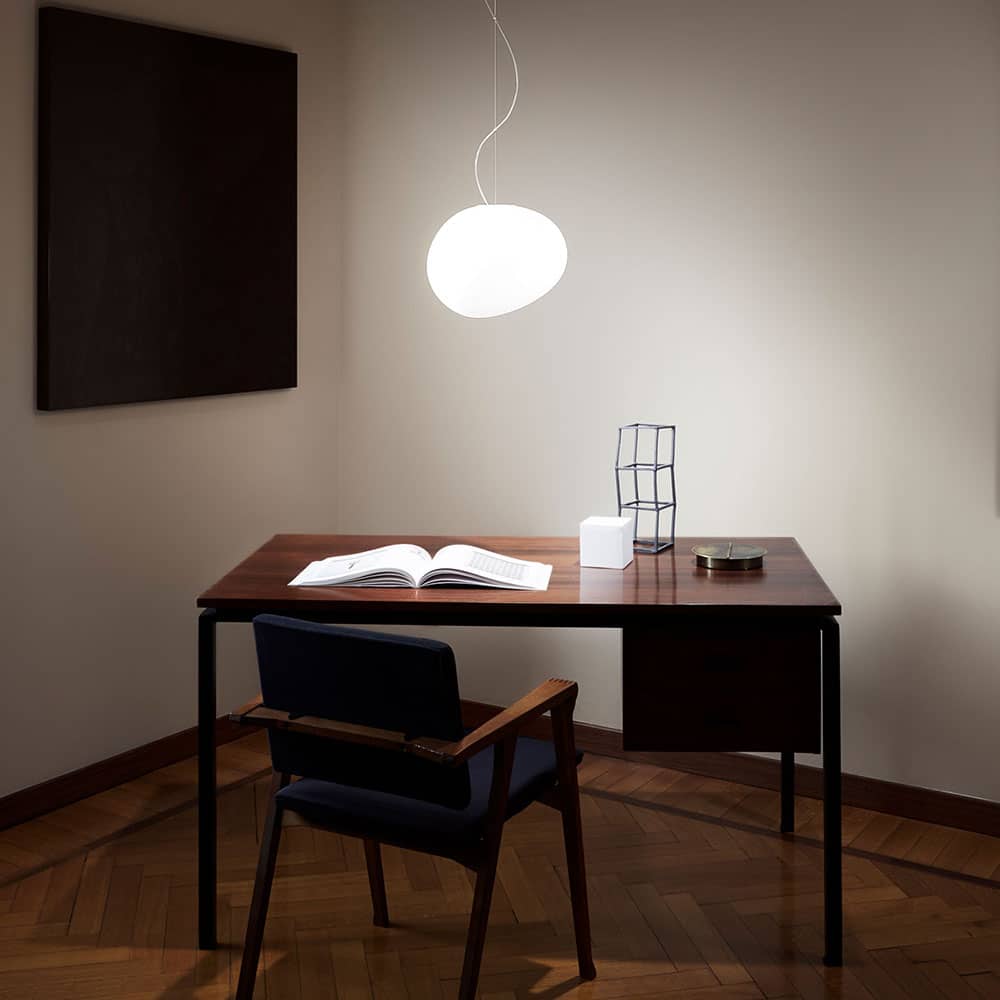 Gregg-sospensione-grande-Led vetro Bianco Ambientata foscarini Prisma Light Illuminazione consulenza e progettazione
