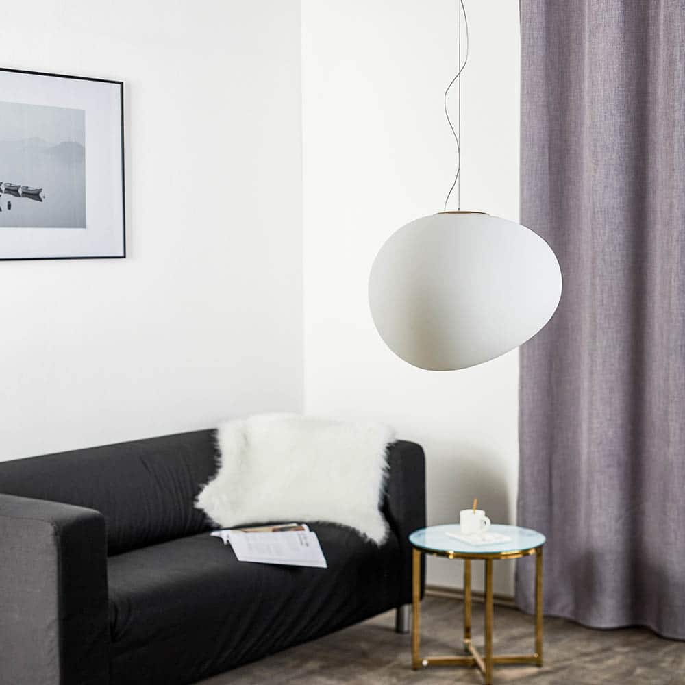 Gregg-sospensione-grande-Led vetro Bianco Rosone Oro foscarini Ambientata Prisma Light Illuminazione consulenza e progettazioni