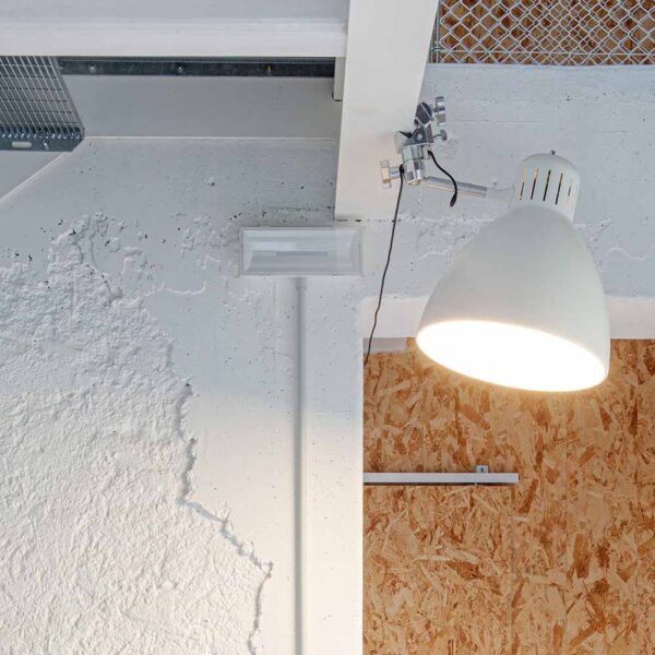 JJ BIG - Grip indoor lampada a parete o terra led acciaio e alluminio bianco ambientata Leucos Prisma Light illuminazione consulenza illuminotecnica