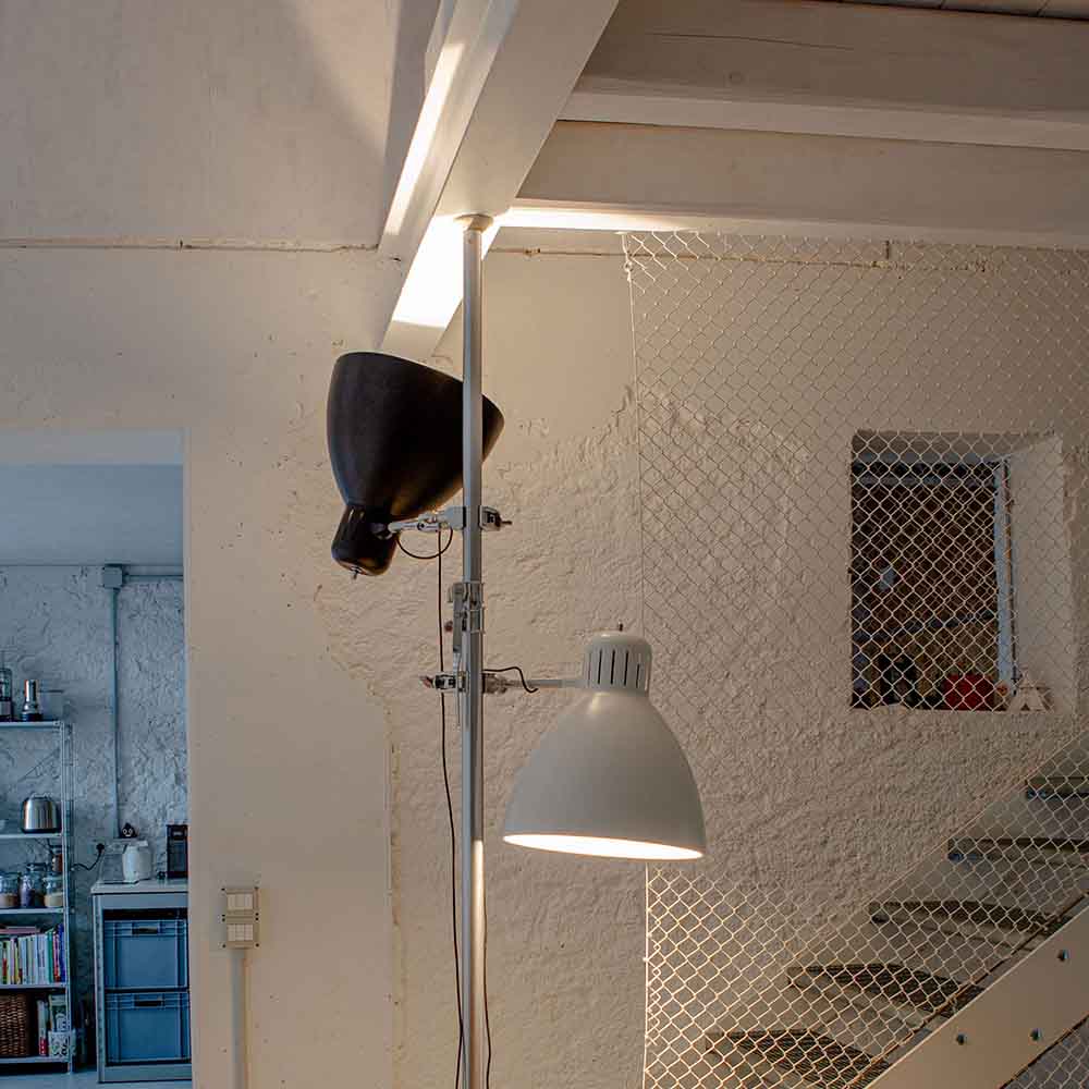 JJ BIG - Grip indoor lampada led a soffitto terra con accessorio Autopole alluminio ambientata Leucos Prisma Light illuminazione consulenza illuminotecnica