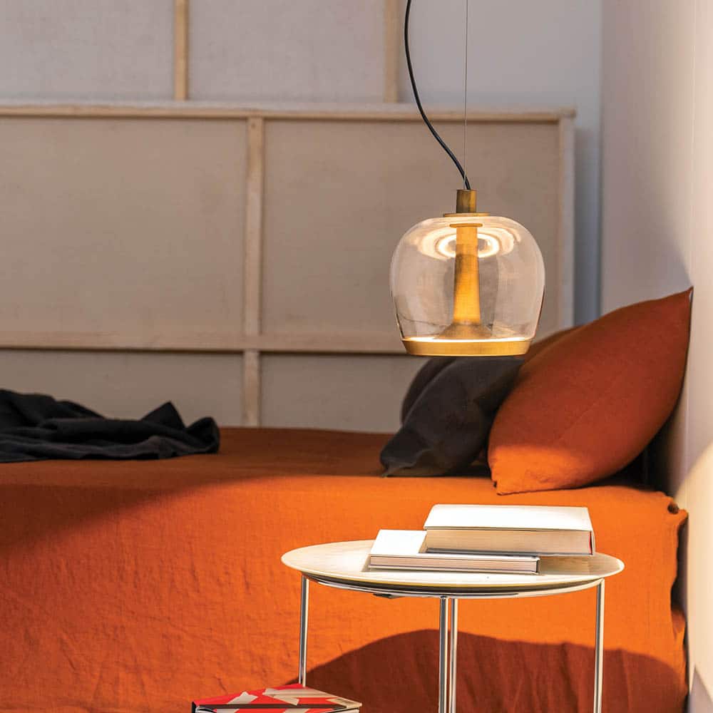 AURELIA BOLD S 22 lampada a sospensione led struttura in Bianco Caldo Lucido e vetro soffiato trasparente sospesa su tavolino Leucos Prisma Light