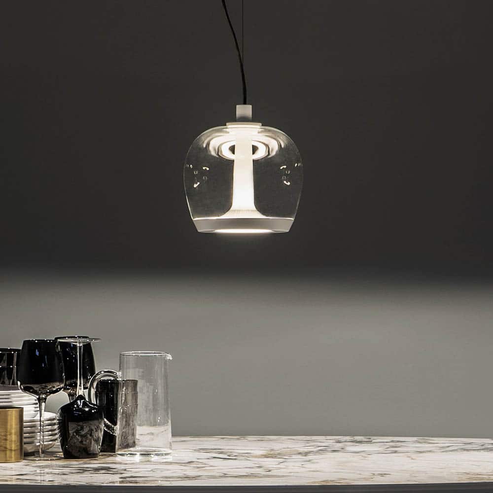 AURELIA BOLD S 22 lampada a sospensione led struttura in Bianco Caldo Lucido e vetro soffiato trasparente sospesa su tavolo Leucos Prisma Light illuminazione consulenza e progettazione