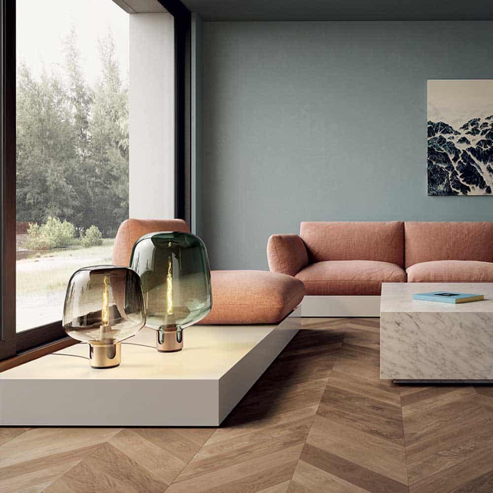 Flar-medium e large lampade da tavolo nelle due varianti di colore ambientata in salone moderno Lodes Prisma Light illuminazione shop online