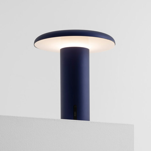 Takku 0151050A lampada da tavolo ricaricabile artemide blu anodizzato prisma light shop online illuminazione