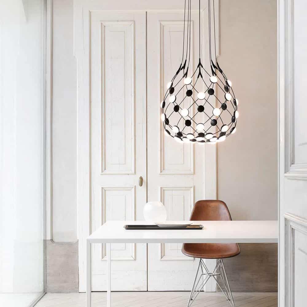 Mesh D86C555 Sospensione LED Luceplan Nero Ambientata Prisma Light illuminazione e consulenza