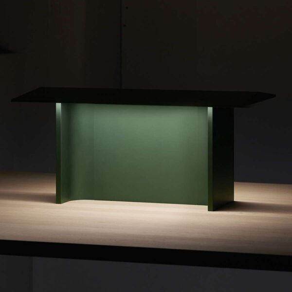 Fienile lampada da tavolo LED di Luceplan Verde Foresta 1D980=W10036 accesa Prisma Light illuminazione e consulenza