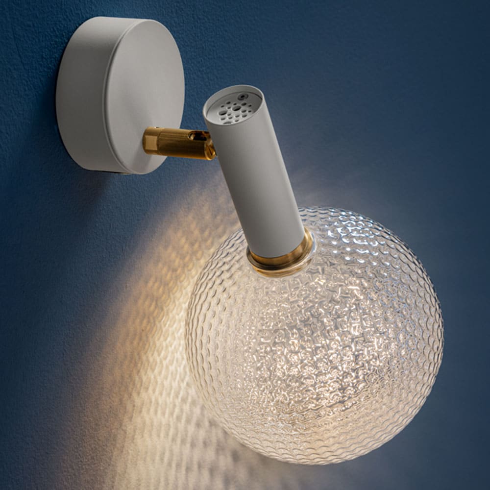 Par-18-lampada-da-parete-Catellani-Smith-struttura-bianca-ottone-e-vetro-trasparente-irregolare-P18W-dettaglio-Prisma-Light