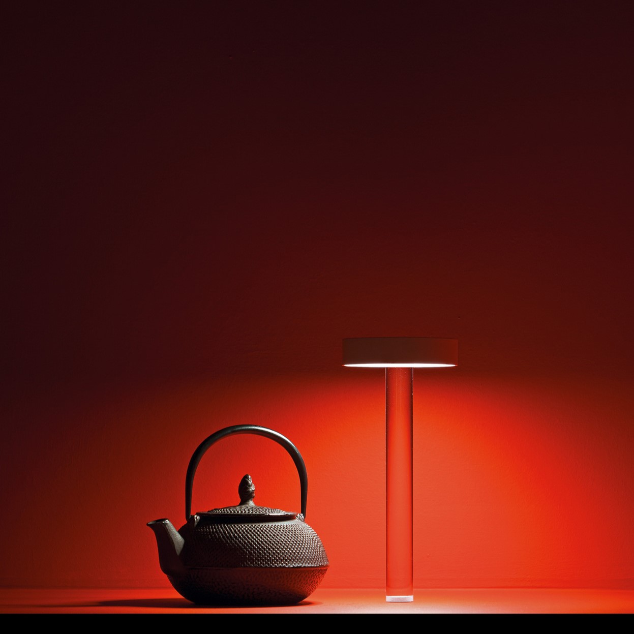 TeTaTeT Flûte 1A2360300.30.0 lampada da tavolo wireless Davide Groppi Colore bianco e trasparente 3000K ambientata Prisma Light 2