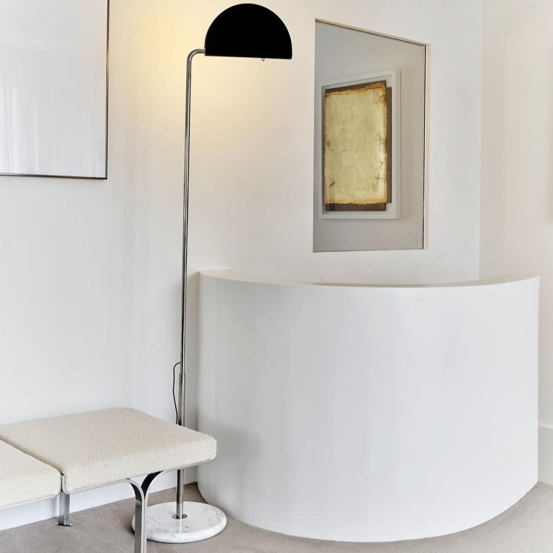 Mezzaluna-floor-lampada-da-terra-DCWedition-finitura-paralume-nero-lucido-ambientata-Prisma-Light