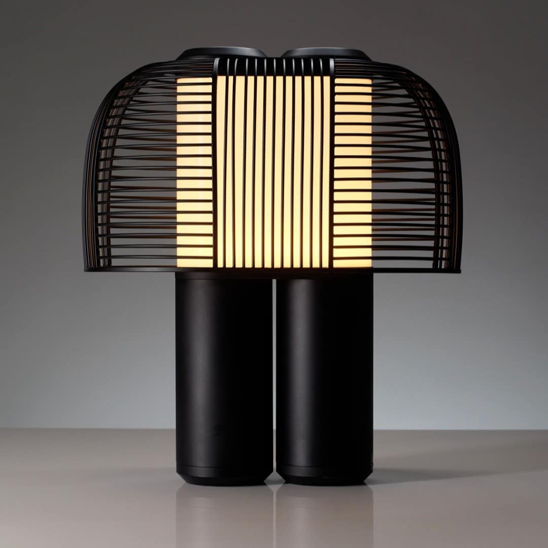 Yasuke-lampada-da-tavolo-Led-DCWedition-base-finitura-nera-griglia-nera-Prisma-Light.jpg