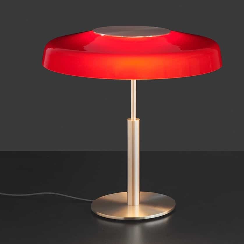 Dora-lampada-da-tavolo-Designer-Angeletti-e-Ruzza-per-Oluce-Finitura-oro-satinato-e-vetro-rosso-sabbiato-Prisma-Light1.jpg