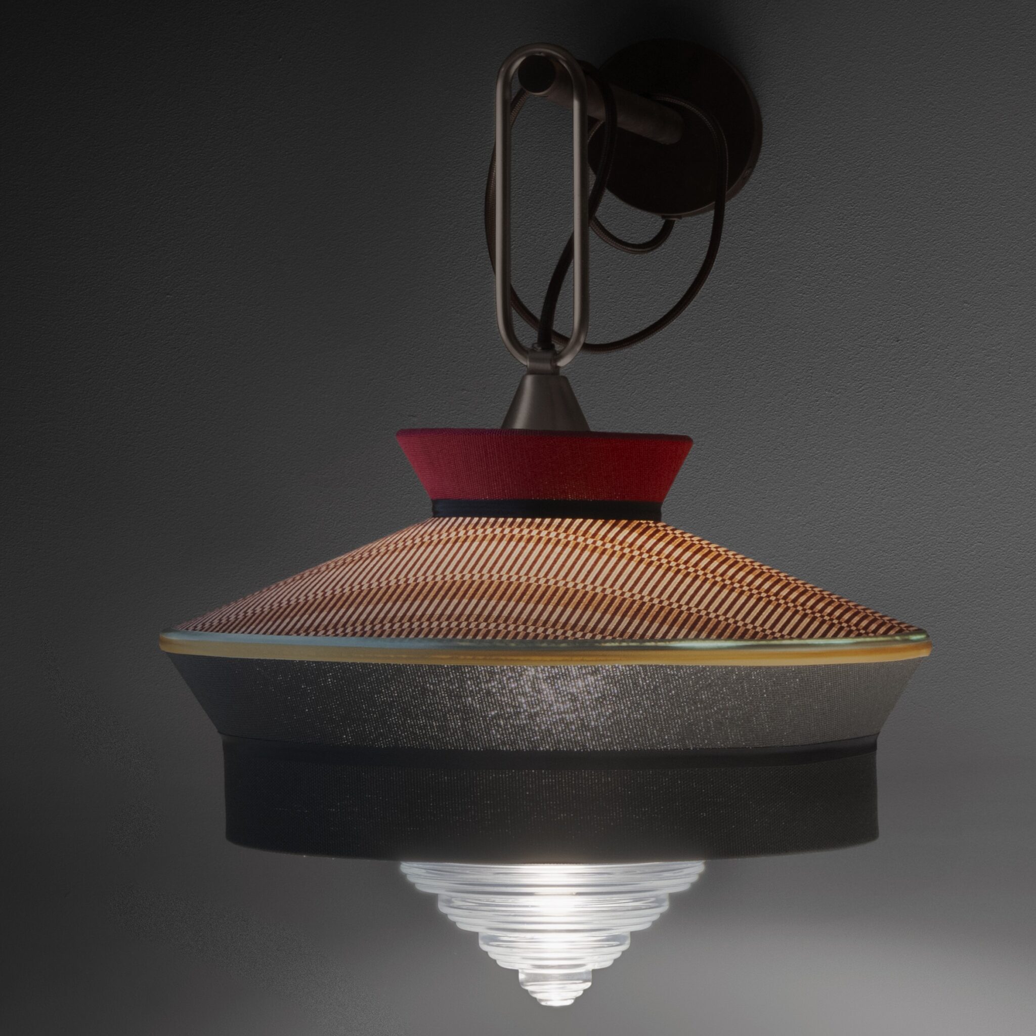 Calypso-wall-Contardi-lampada-da-parete-ACAM.007029-finitura-Struttura-marrone-testa-di-moro-anello-bronzo-spazzolato-paralume-Martinique-Black-ambientata-Prisma-Light--scaled.jpg