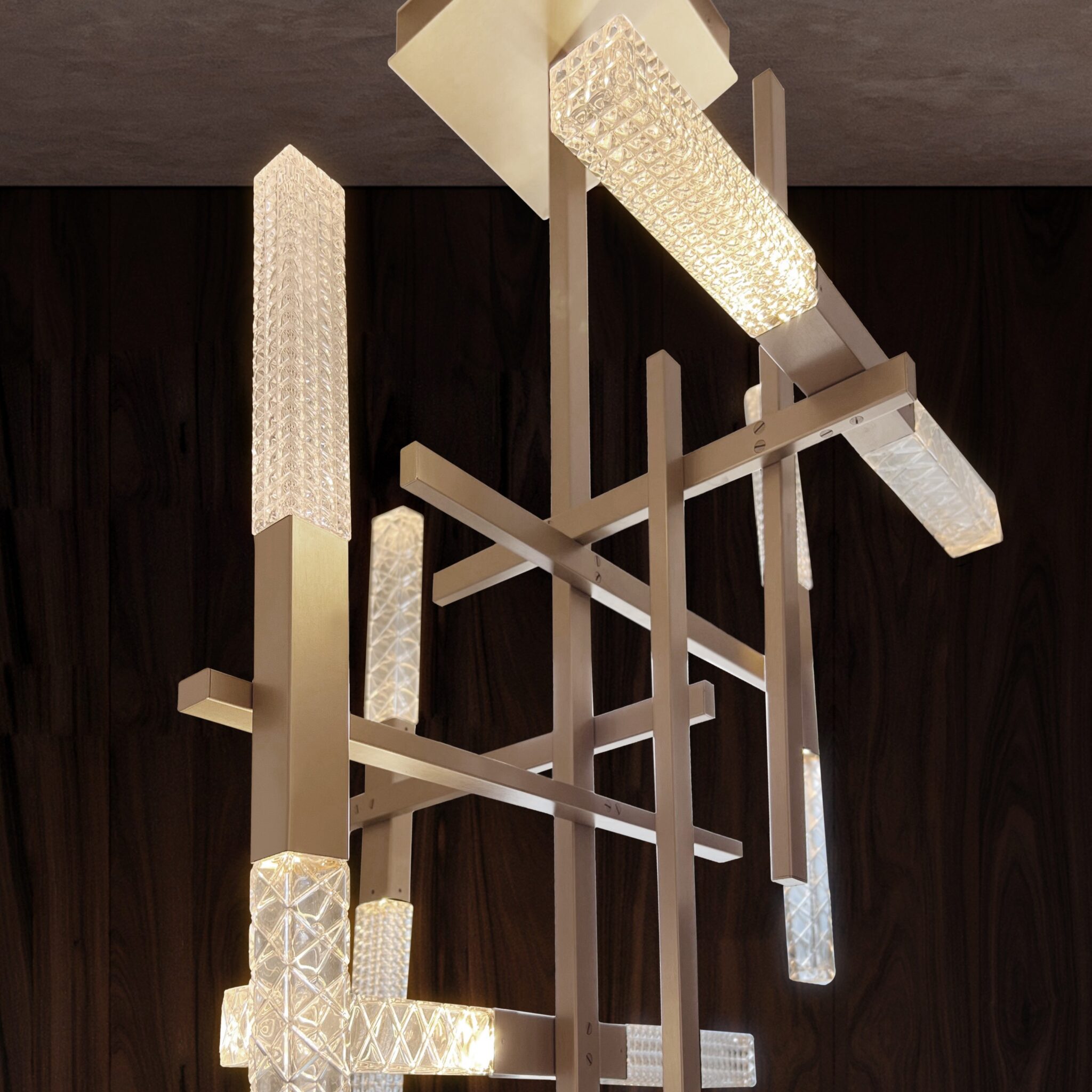 Mikado-Sospensione-950-cm-ACAM.007097-Contardi-Struttura-oro-diffusori-in-cristallo-inciso-prismatico-trasparente-in-dettaglio-Prisma-Light-scaled.jpg