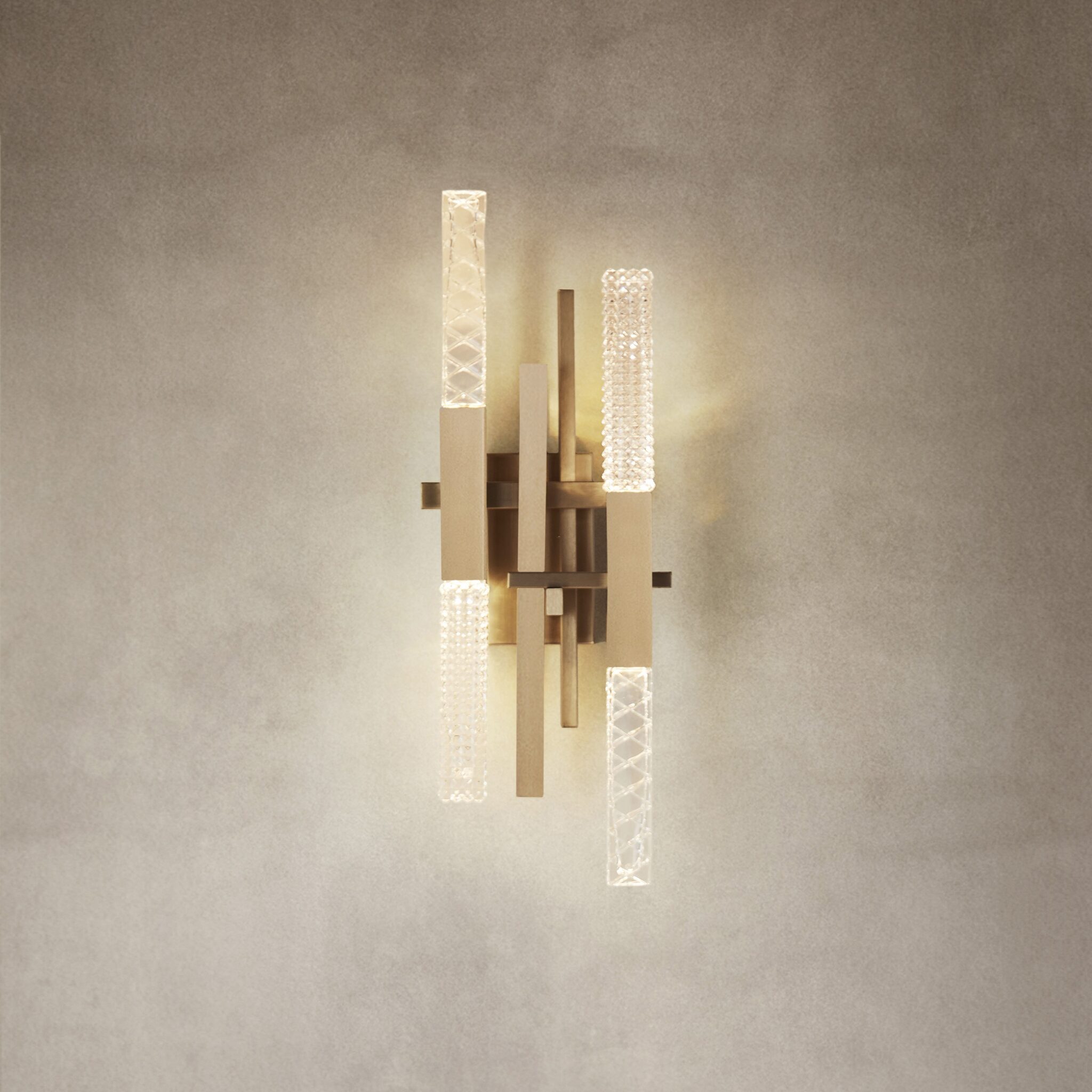 Mikado-Wall-ACAM.007093-Contardi-Struttura-bronzo-diffusori-in-cristallo-inciso-prismatico-trasparente-ambientata-Prisma-Light-scaled.jp