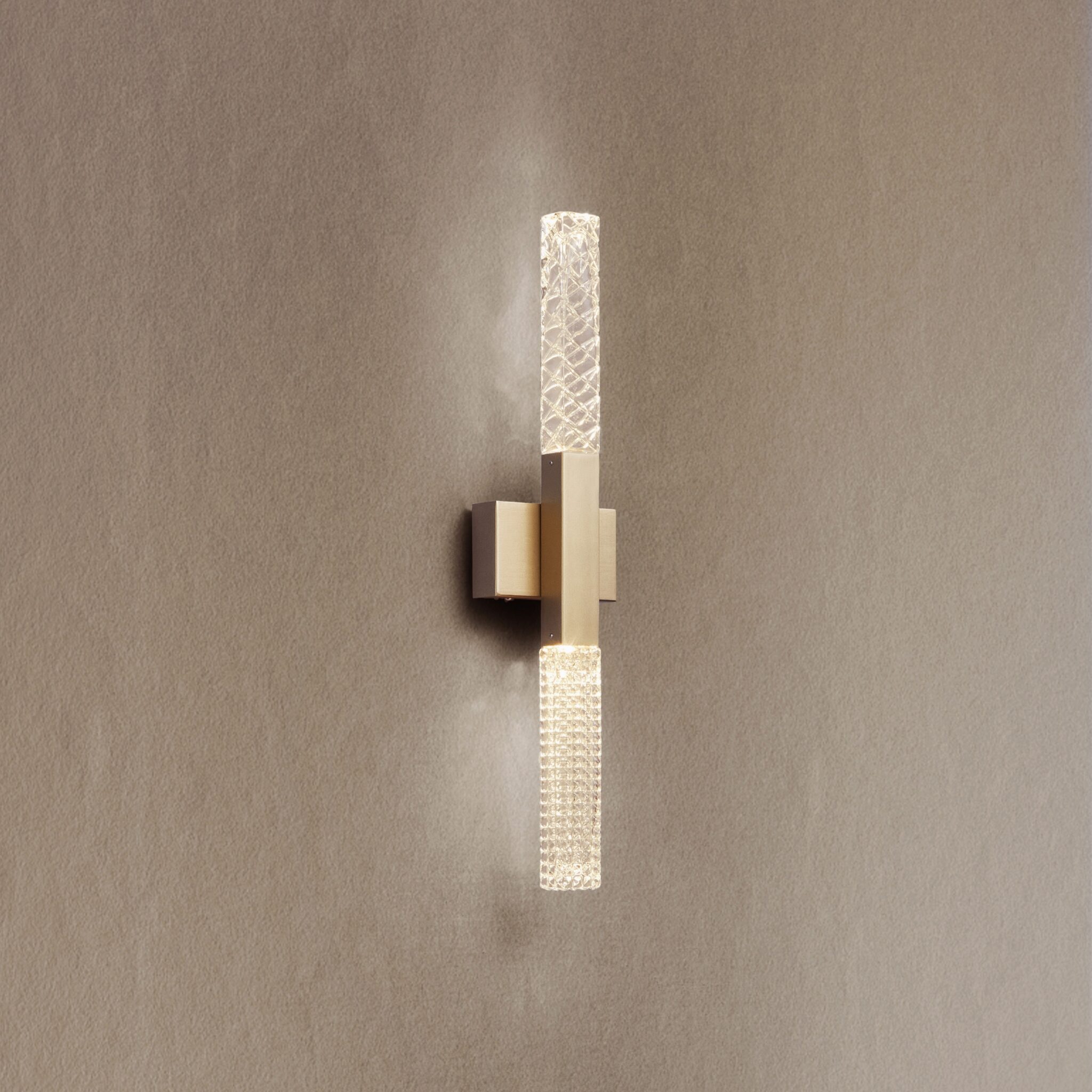 Mikado-Wall-Solo-ACAM.00709-Contardi-Struttura-bronzo-diffusori-in-cristallo-inciso-prismatico-trasparente-ambientata-Prisma-Light-scaled.jpg