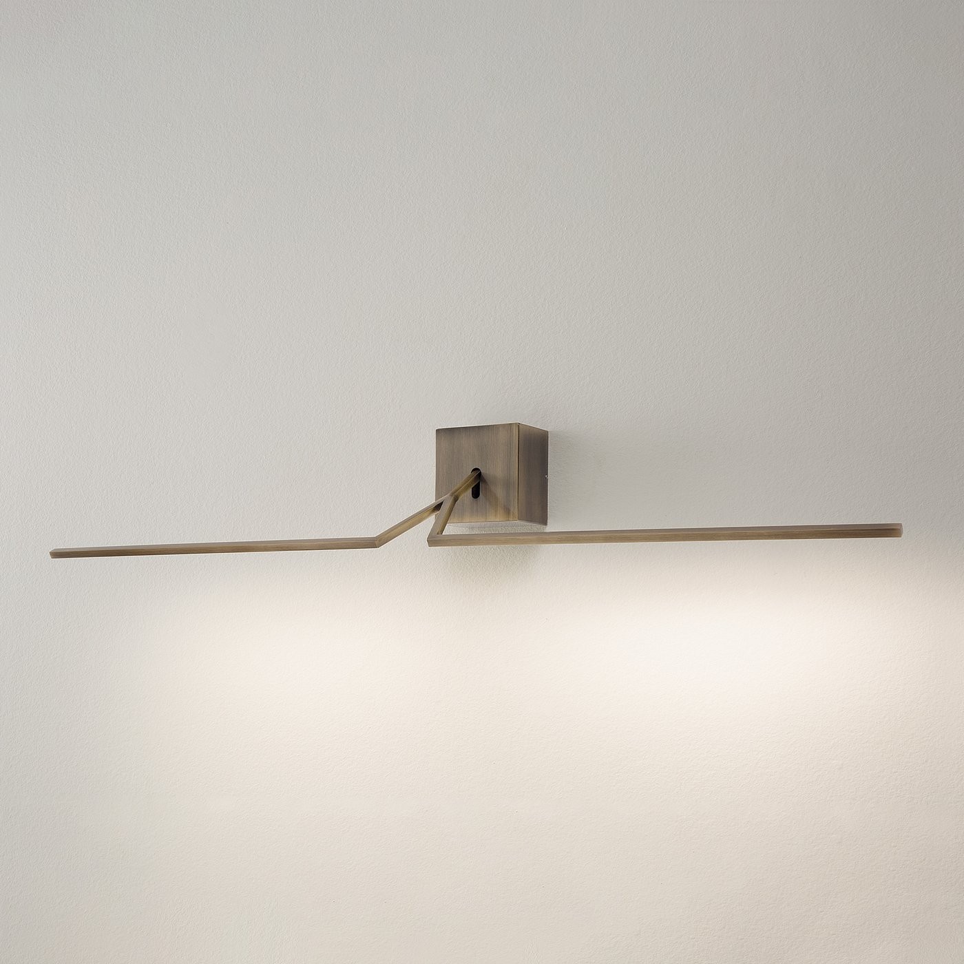 Ypsilon-70-lampada-da-parete-orientabile-Icone-Luce-Finitura-Bronzo-Spazzolato-Prisma-Light.jpg