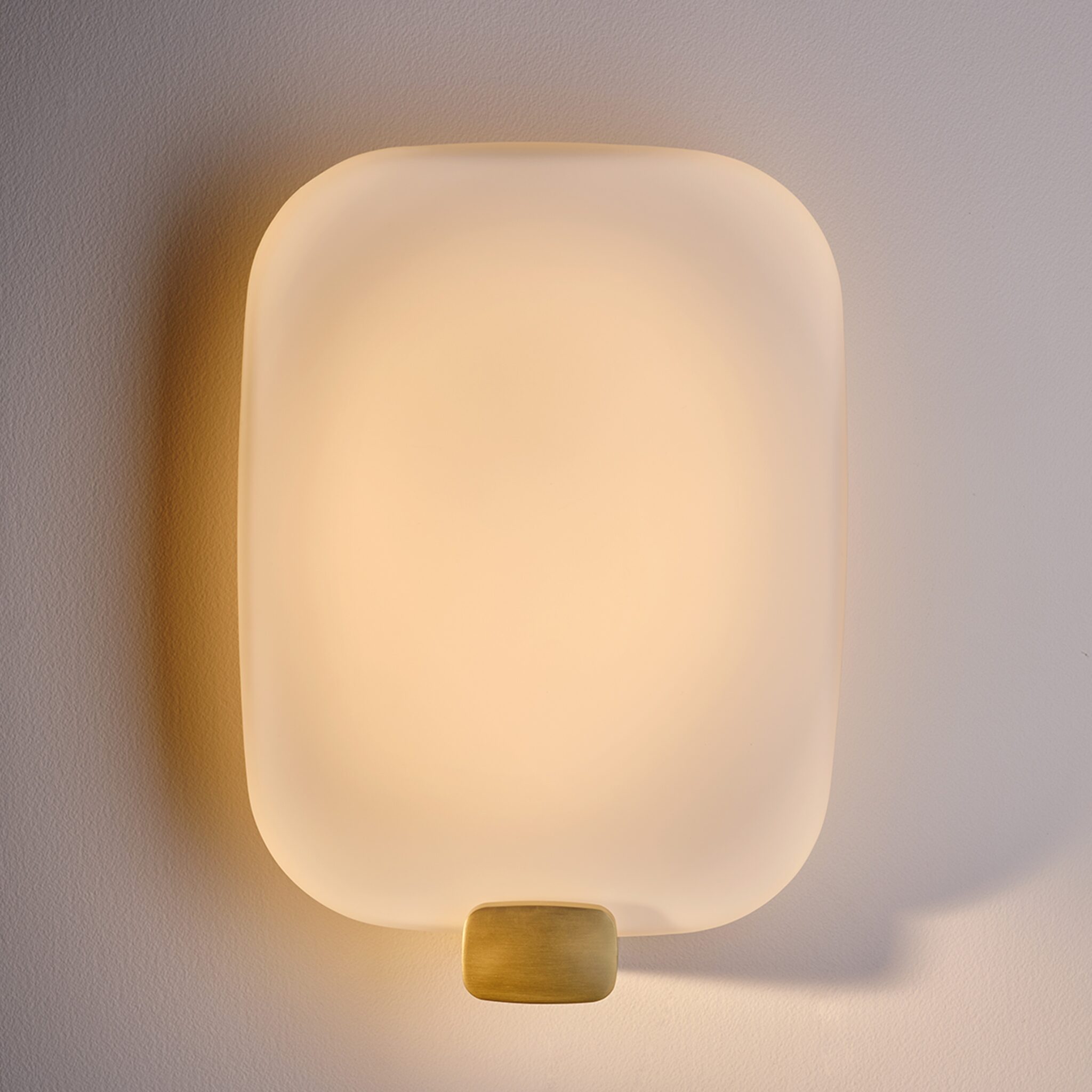 Light-Me-Tender-Vertical-lampada-da-parete-per-interni-e-bagno-DCWeditions-finitura-vetro-soffiato-bianco-accesa-Prisma-Light