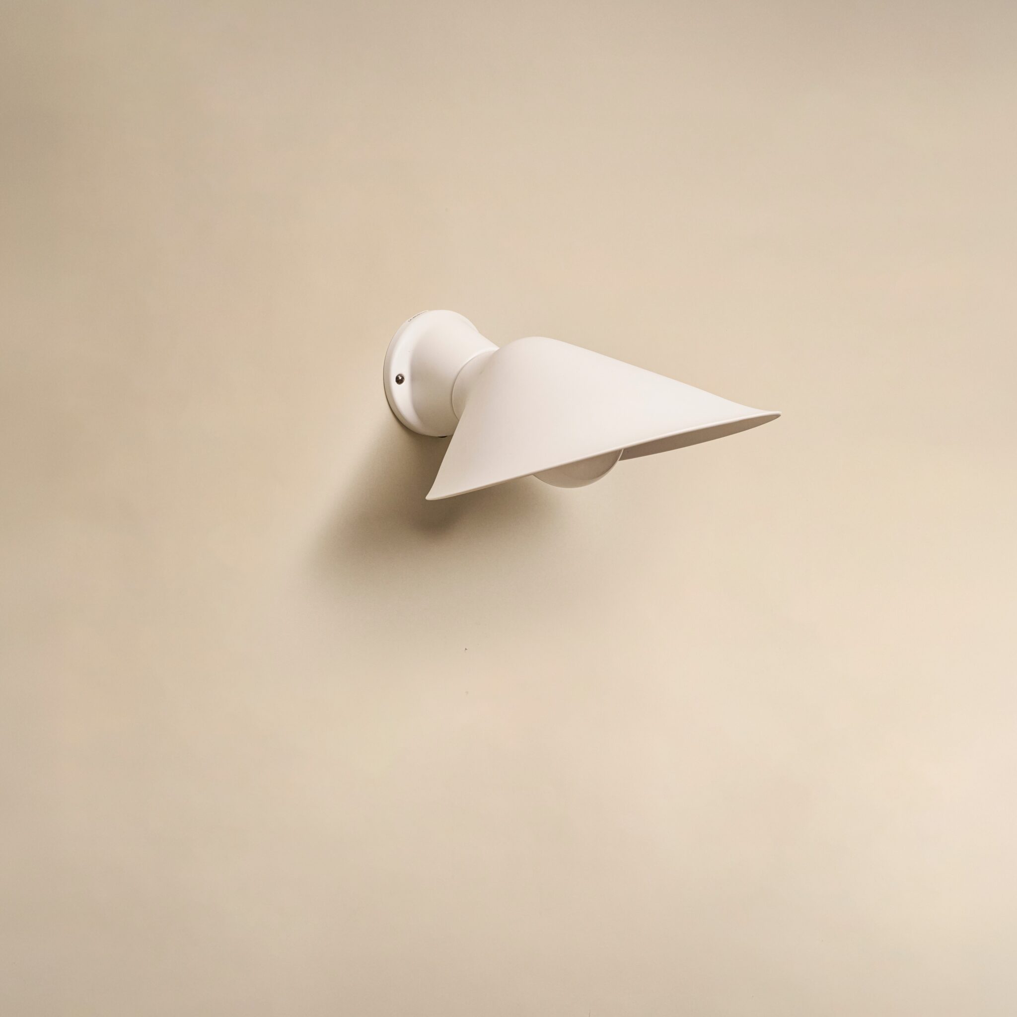 PLUME-Porcellana-lampada-da-parete-DCWedition-Finitura-Bianca-vista-laterale-spenta-Prisma-Light--scaled.jpg